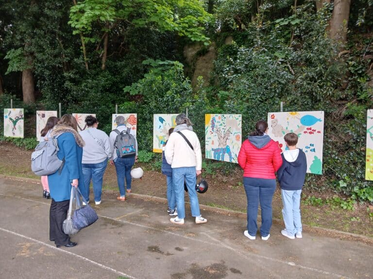 Lire la suite à propos de l’article Quand l’art rencontre la nature : les élèves des classes Nature exposent leurs créations