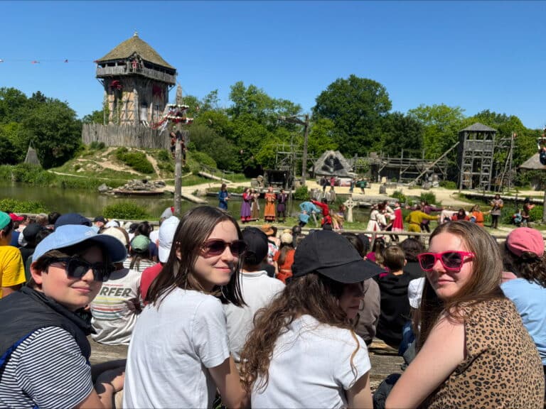 Lire la suite à propos de l’article Chavagnes : les 5èmes au Puy du Fou