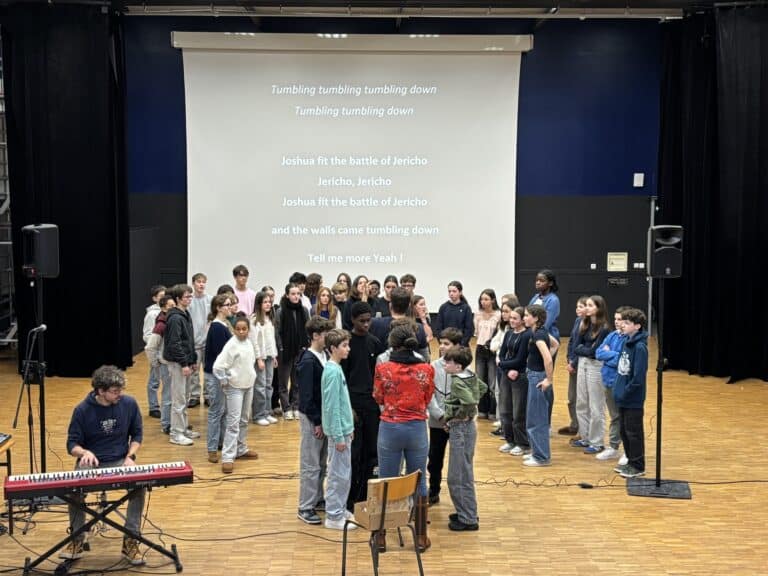 Lire la suite à propos de l’article Voix, histoire et émotion : les 4A et 4F à l’heure du Gospel