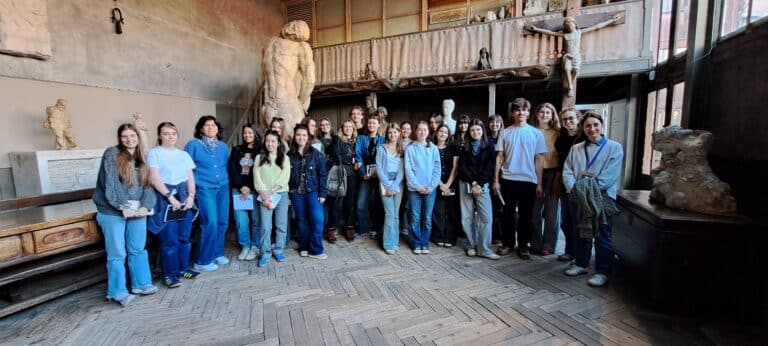 Lire la suite à propos de l’article Sortie culturelle à Paris avec les terminales plasticiens